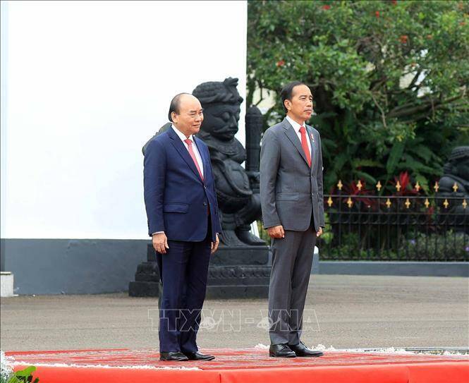 Trong tiếng nhạc chào mừng, Tổng thống Joko Widodo mời Chủ tịch nước Nguyễn Xuân Phúc bước lên bục danh dự. Quân nhạc cử Quốc thiều Việt Nam và Quốc thiều Indonesia, cùng lúc đó, nhiều loạt đại bác chào mừng đã vang lên, thể hiện sự coi trọng chuyến thăm cấp Nhà nước của Chủ tịch nước Nguyễn Xuân Phúc.