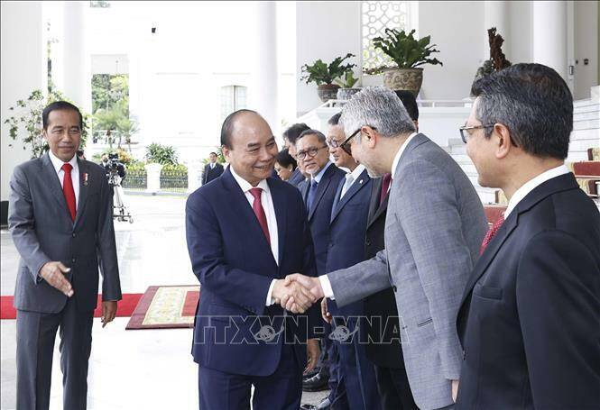 Tổng thống Joko Widodo giới thiệu các thành viên Đoàn đại biểu Indonesia với Chủ tịch nước Nguyễn Xuân Phúc. Ảnh: Thống Nhất/TTXVN
