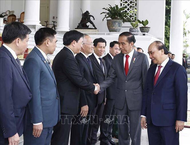Chủ tịch nước Nguyễn Xuân Phúc giới thiệu các thành viên Đoàn đại biểu Việt Nam với Tổng thống Joko Widodo. Ảnh: Thống Nhất/TTXVN
