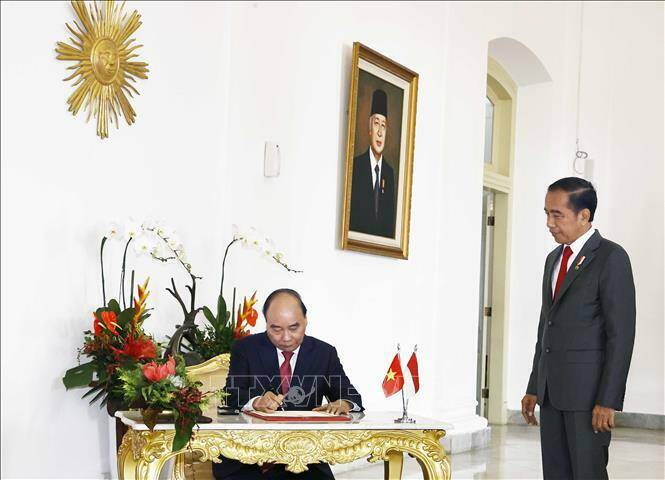 Chủ tịch nước Nguyễn Xuân Phúc ghi sổ lưu niệm tại Dinh Tổng thống. Ảnh: Thống Nhất/TTXVN