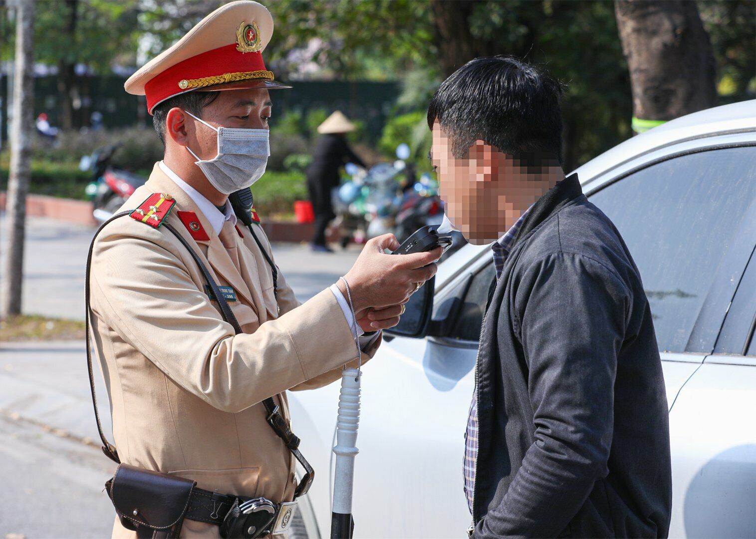 Để đảm bảo trật tự ATGT dịp cuối năm, thời gian này, Phòng CSGT, Công an TP Hà Nội đã tăng cường công tác tuần tra kiểm soát, xử lý vi phạm giao thông, trong đó có vi phạm nồng độ cồn. Phòng CSGT Hà Nội đã yêu cầu đội nghiệp vụ bố trí các tổ công tác hoạt động trong nhiều khung giờ, khép kín trên các tuyến đường.