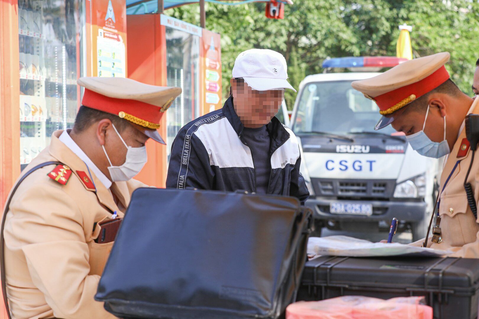 Sau khi máy báo có nồng độ cồn trong hơi thở, tài xế N.Đ.H., phân trần mình chỉ ăn kẹo bạc hà, không hề sử dụng rượu bia. Tuy nhiên, khi đứng gần tài xế này, PV và lực lượng CSGT đều nhận thấy nồng nặc mùi cồn.