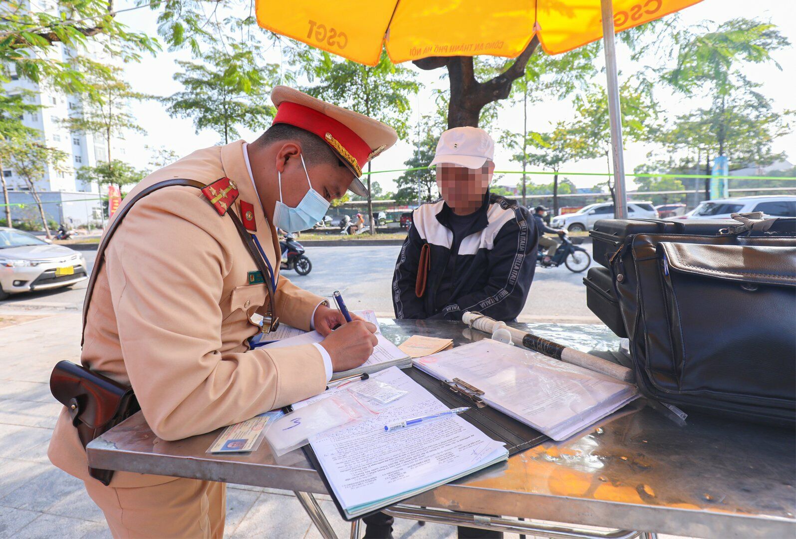 Không thể giấu được, tài xế này mới biện minh là mình uống bia từ tối qua. "Tôi uống ở nhà từ tối qua, chứ hôm nay không một  ngụm nào", N.Đ.H., nói.
