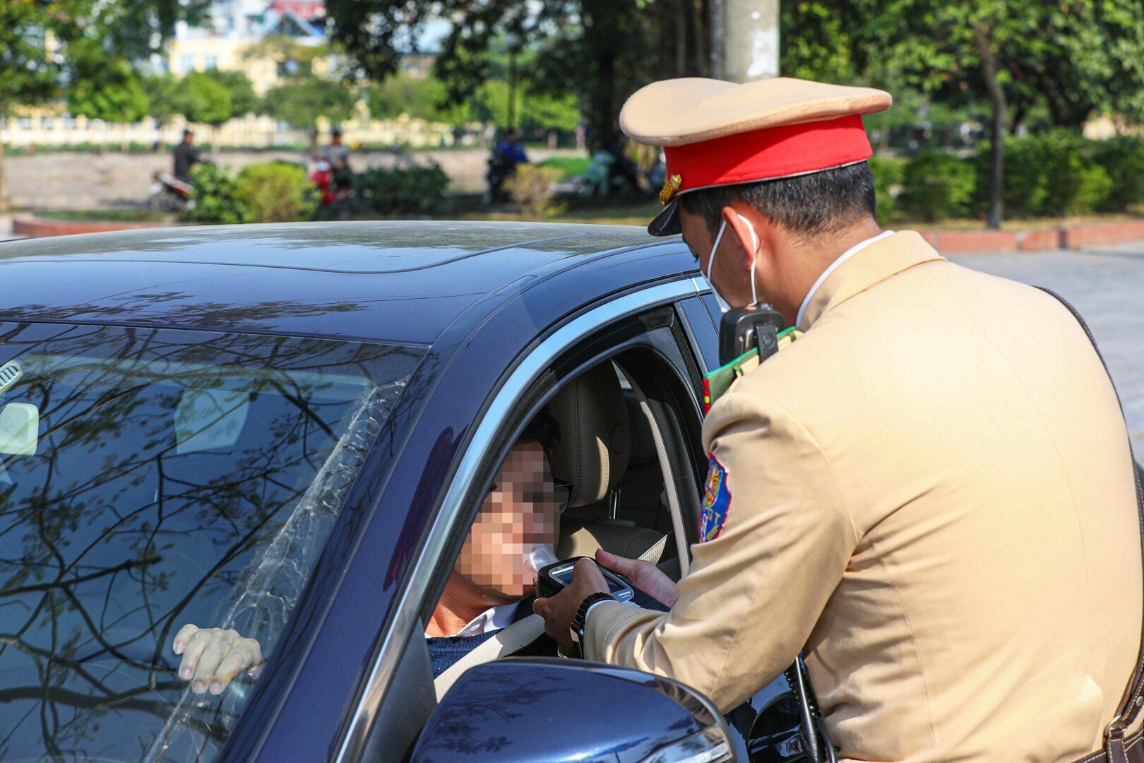 "Việc thực hiện kiểm tra ở các tuyến đường khác nhau sẽ tạo tính bất ngờ, từ đó người vi phạm sẽ không nắm được vị trí cụ thể mà né tránh việc kiểm tra của lực lượng chức năng", cán bộ Đội CSGT số 14 cho hay.