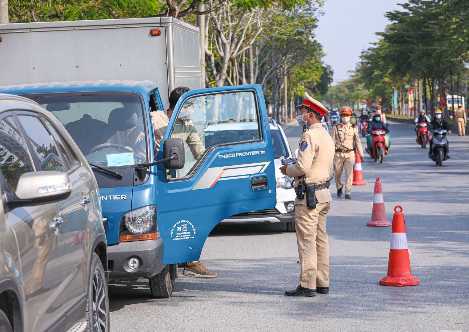 Để đảm bảo trật tự ATGT tại khu vực kiểm tra, lực lượng CSGT đã ngăn một làn đường trên phố Tân Mai.