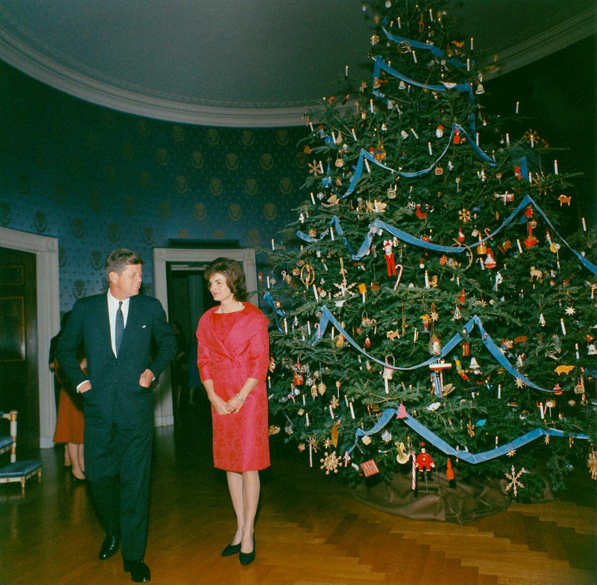 Đến năm 1961, cố Đệ nhất phu nhân Jacqueline Kennedy là người mở màn cho truyền thống chọn chủ đề trang trí cây thông giáng sinh của Nhà Trắng mỗi năm. Vào năm đó, cây thông Giáng sinh của Nhà Trắng được trang trí với đồ chơi, cánh chim, thiên thần, nhân vật trong vở ballet “Nutcracker Suite”. Ảnh - Whitehousehistory