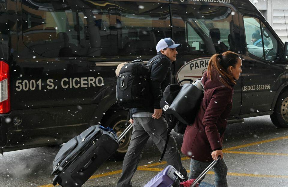 Tình trạng thời tiết này đã ảnh hưởng mạnh tới hoạt động đi lại của người dân trong khi đây là dịp cao điểm đi lại để du lịch và về thăm người thân. Trước đó, Hãng United Airlines ước tính mỗi ngày phục vụ trung bình 440.000 khách trong khoảng thời gian từ 22/12/2022 – 09/01/2023, hơn cả lượng khách hãng chở trong đợt nghỉ lễ Tạ ơn hồi cuối tháng 11 vừa qua. Ảnh - Reuters