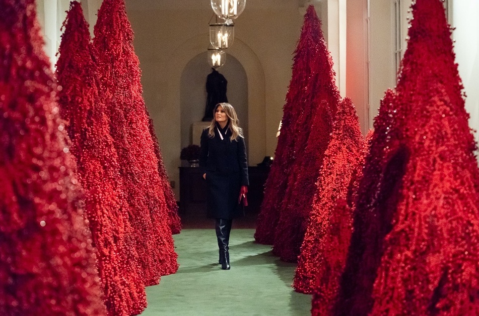 Nhân dịp Giáng sinh thứ 2 tại Nhà Trắng vào năm 2018, bà Melania Trump chọn chủ đề “Báu vật nước Mỹ” với cảm hứng từ những di sản, cảnh quan, kiến trúc biểu tượng của nước Mỹ. Giáng sinh năm sau, bà Trump chọn chủ đề “Tinh thần Mỹ” với cây thông chính được trang hoàng bằng hoa đại diện cho mỗi bang và vùng lãnh thổ của Mỹ. Ảnh - People