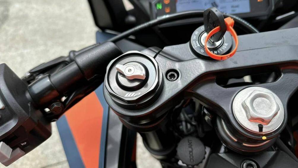 Phuộc sau WP APEX monoshock cũng có thể điều chỉnh tải trước và độ hồi với 5 nấc chỉnh