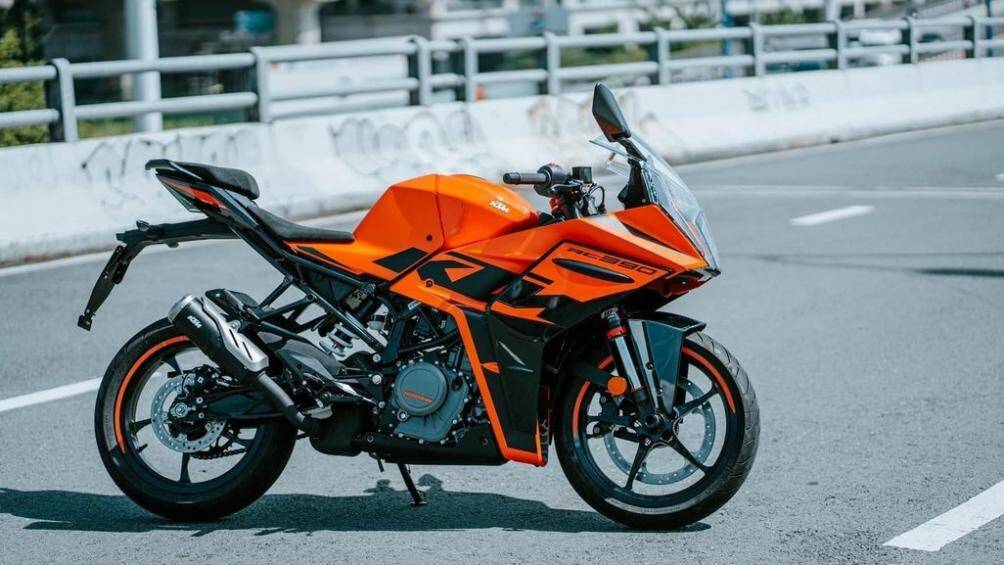 Ngoại hình KTM RC 390 lấy cảm hứng từ những mẫu xe đua của giải Grand Prix. Tất cả các chi tiết từ đầu xe, thân xe và khung phụ đều được thiết kế lại