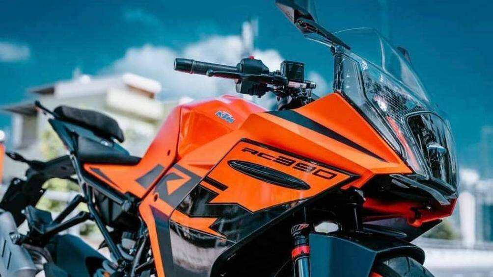 Thứ hai là bộ cảm biến IMU 3D, giúp KTM RC 390 kiểm soát lực kéo và phanh ABS trong góc cua, và cuối cùng là hệ thống sang số nhanh Quickshift+