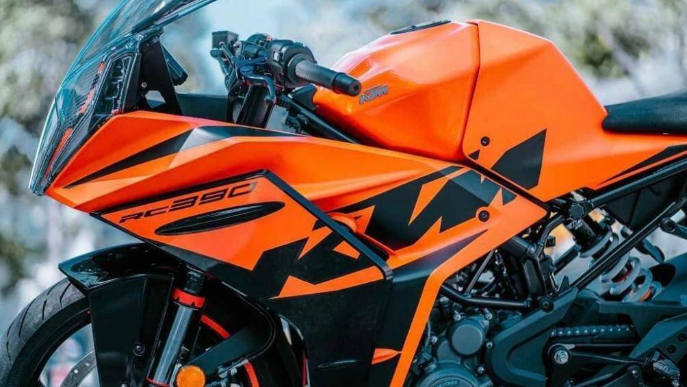 Phuộc trước WP APEX Upside-down có thể điều chỉnh độ nén và độ hồi thông qua nút chỉnh ở hai bên phuộc