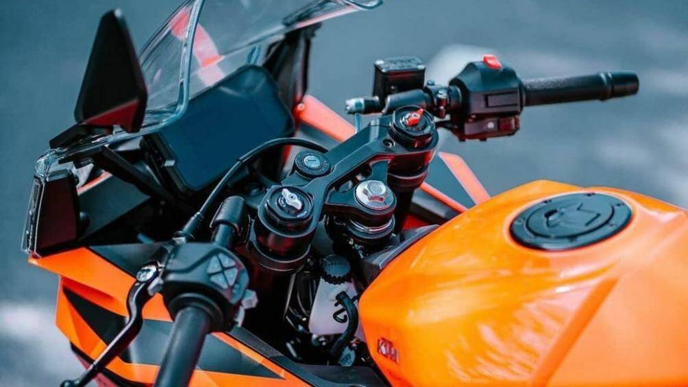 Hệ thống điện được đưa về sau thay vì phía trước bình xăng như phiên bản cũ, tạo thêm không gian để nâng cấp dung tích bình xăng lên 13 lít