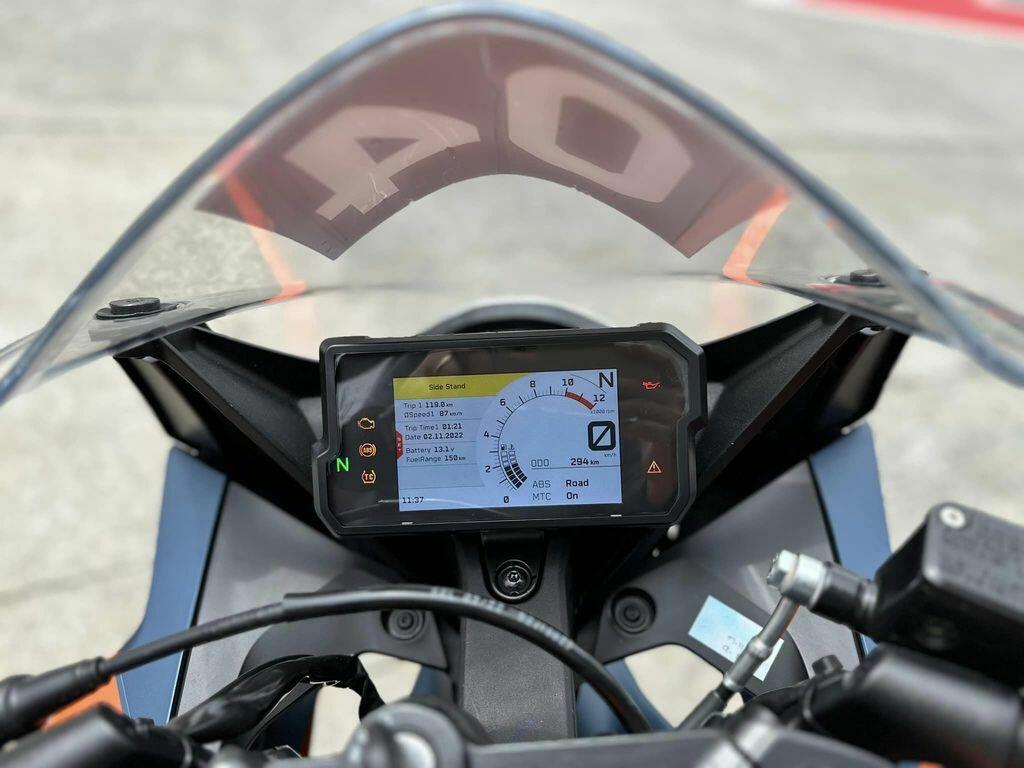 Màn hình TFT màu với cảm biến ánh sáng và ứng dụng KTM My Ride. Người lái có thể nhận cuộc gọi đến và nghe nhạc khi đang di chuyển trên đường