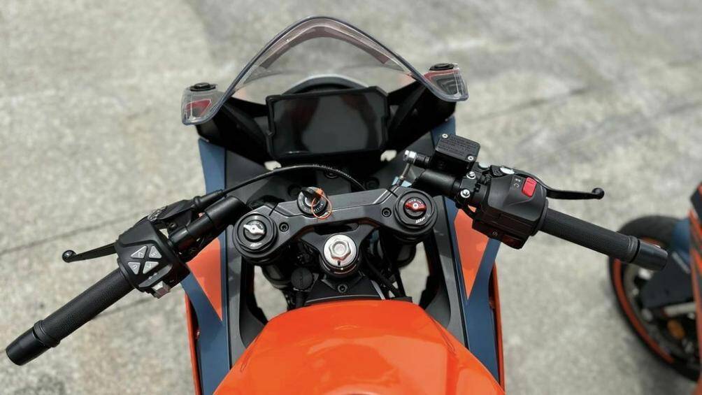 Khung sườn chính dạng mắt cáo và khung phụ mới giúp giảm 1,5 kg khối lượng so với bản cũ, bộ mâm xe cũng được tinh chỉnh để nhẹ hơn 3,4 kg