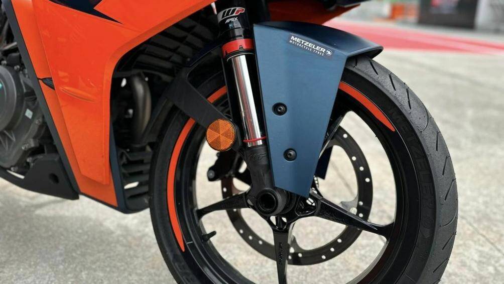 Đầu tiên là hệ thống chống bó cứng phanh ABS có chế độ Supermoto ABS, cho phép người điều khiển tắt ABS ở bánh sau