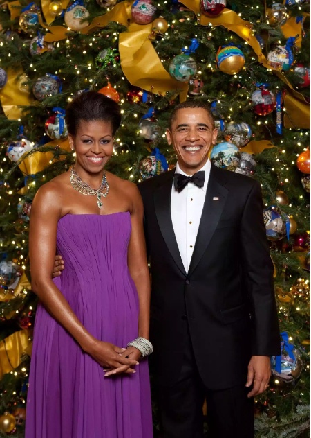 Năm 2009, cựu Đệ nhất phu nhân Michelle Obama lựa chọn chủ đề “Suy ngẫm, vui mừng và đổi mới” cho Giáng sinh đầu tiên của gia đình tại Nhà Trắng. Đến năm 2011, chủ đề là “Tỏa sáng, cho đi, chia sẻ” với cây thông được trang trí bằng những tấm thiệp do chính tay các thành viên các gia đình quân nhân Mỹ thực hiện. Ảnh - People