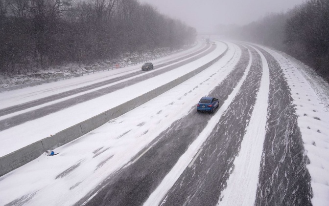 Hơn 90 triệu người trên 37 bang của Mỹ nằm trong khu vực cảnh báo thời tiết xấu, đến mức Cơ quan Dự báo Thời tiết quốc gia Mỹ gọi đây là kiểu thời tiết cực đoan cả thế hệ mới xảy ra một lần. Số người bị ảnh hưởng vì bão tuyết tại Mỹ tương đương với dân số của cả Việt Nam ước tính đến tháng 12/2021 là hơn 98 triệu người. Ảnh - Reuters