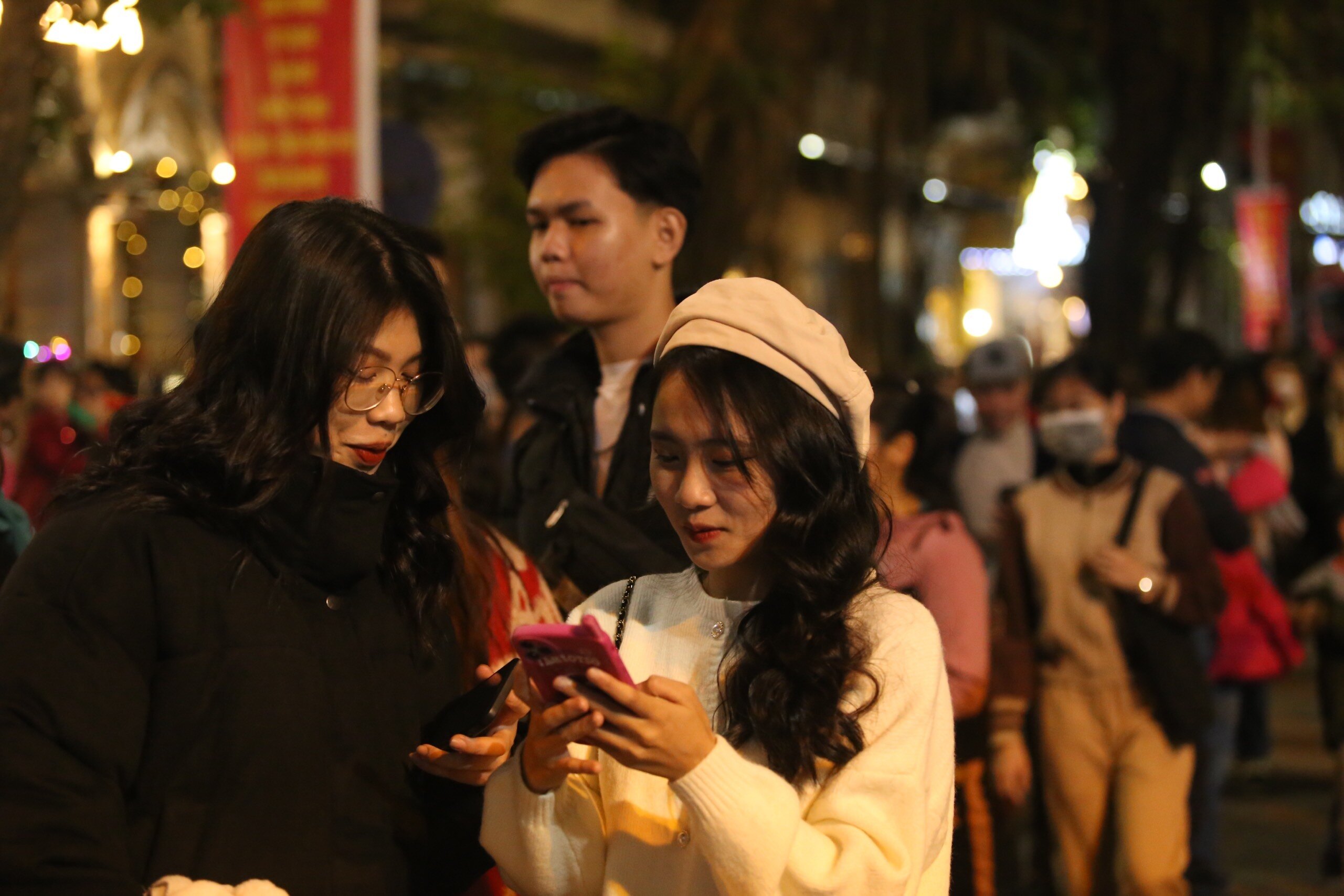 Bạn Huyền Trang cho biết: "Năm ngoái do dịch Covid-19, tôi không thể đến được đây. Vì thế năm nay tôi và bạn bè rất háo hức đến Nhà thờ lớn và không gian phố đi bộ Hồ Gươm để đón Giáng sinh"