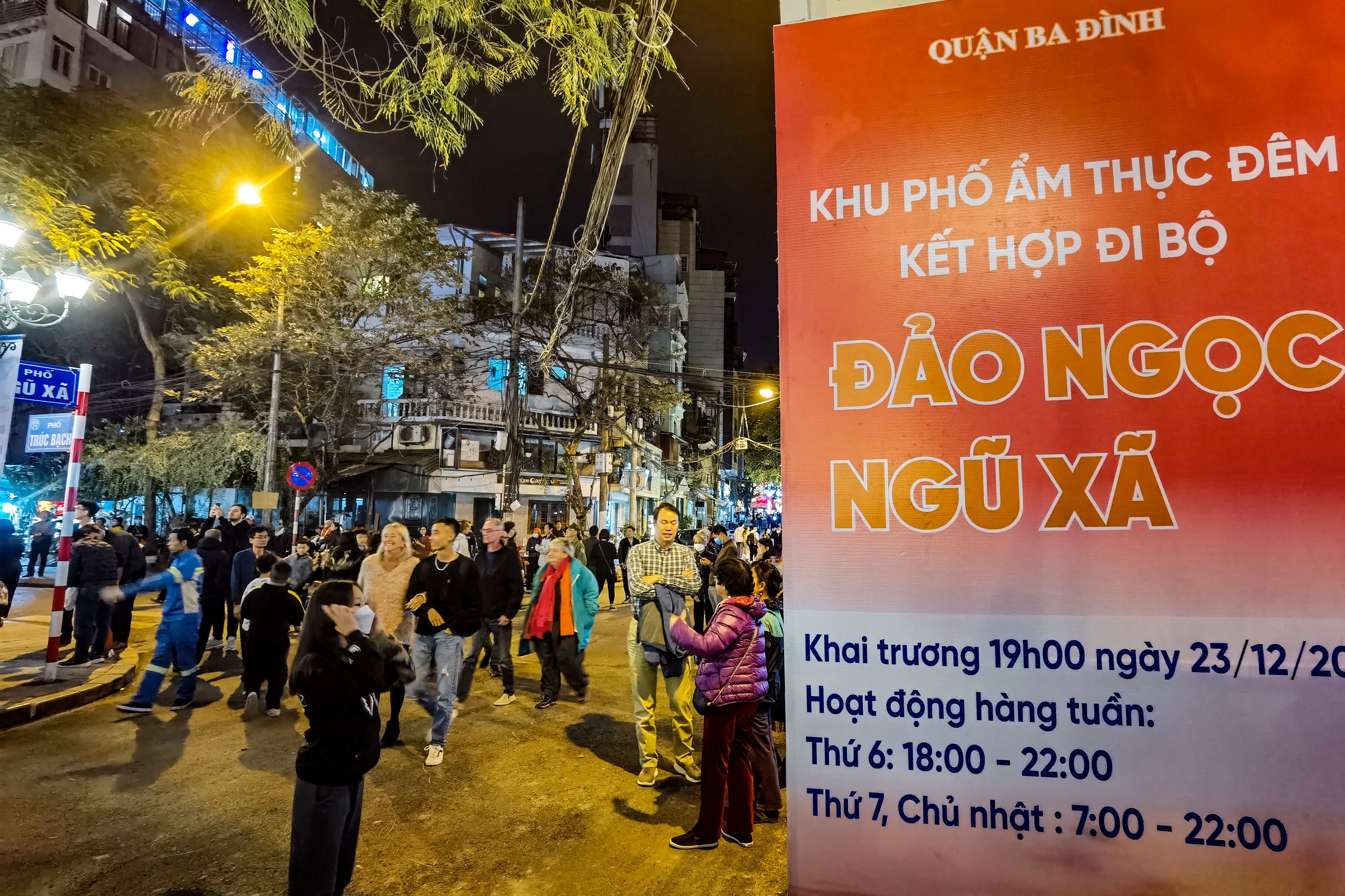 Theo một lãnh đạo phường Trúc Bạch (quận Ba Đình), trong 3 ngày đầu tiên khi đi vào hoạt động, dịch vụ ăn uống tại đây sẽ đồng loạt giảm giá 15%. Tuyến phố được kỳ vọng là nơi quảng bá sản phẩm quà tặng du lịch của Hà Nội.