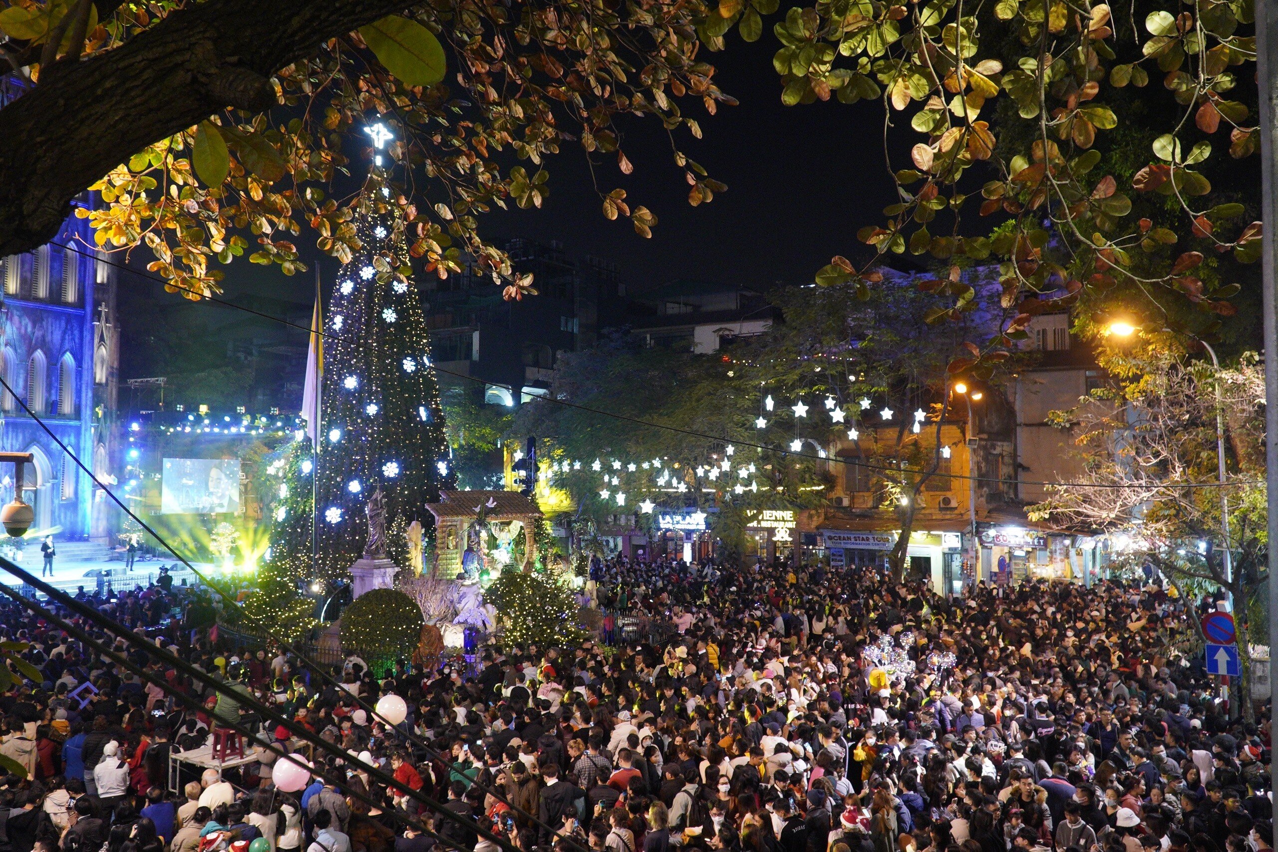 Tối 24/12, "biển người" đã đổ dồn về tuyến phố đi bộ và Nhà thờ lớn Hà Nội để tận hưởng không khí Noel.