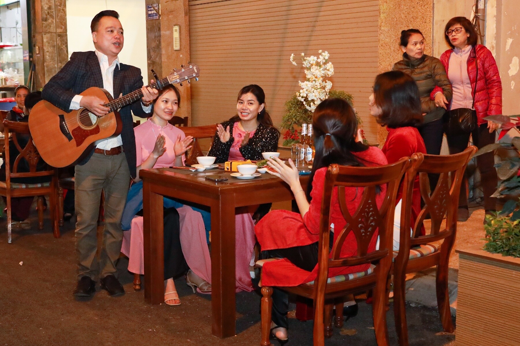 "Không gian đẹp, đồ ăn ngon và giá thành cũng phải chăng, chúng tôi cảm thấy rất hài lòng khi là những du khách đầu tiên trải nghiệm Khu phố ẩm thực – đi bộ Đảo Ngọc Ngũ Xã bên hồ Trúc Bạch", chị Lan, đến từ Thanh Trì (Hà Nội) cho biết.