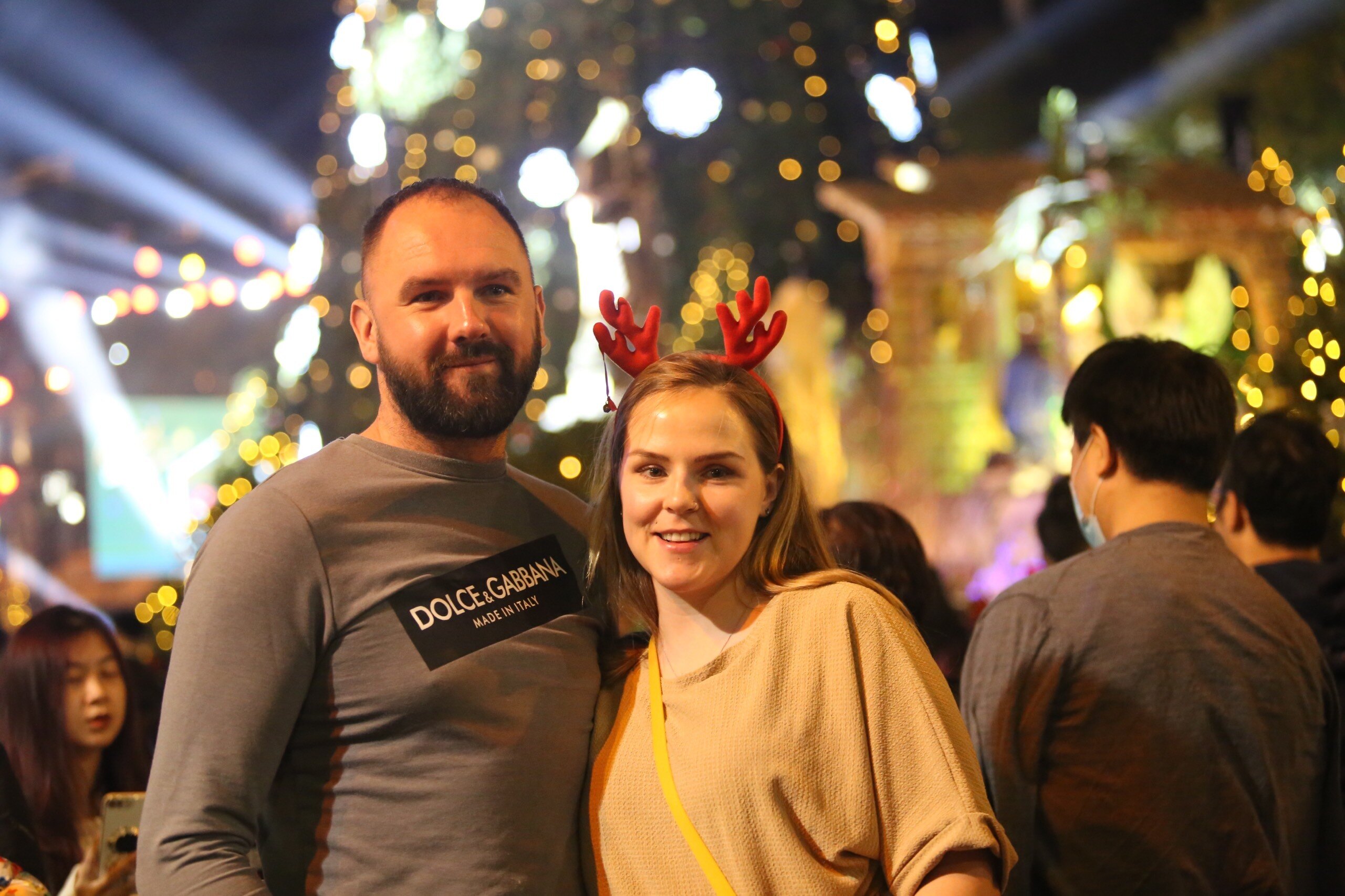 Hòa chung dòng người đón Noel tại Hà Nội có rất nhiều du khách quốc tế.