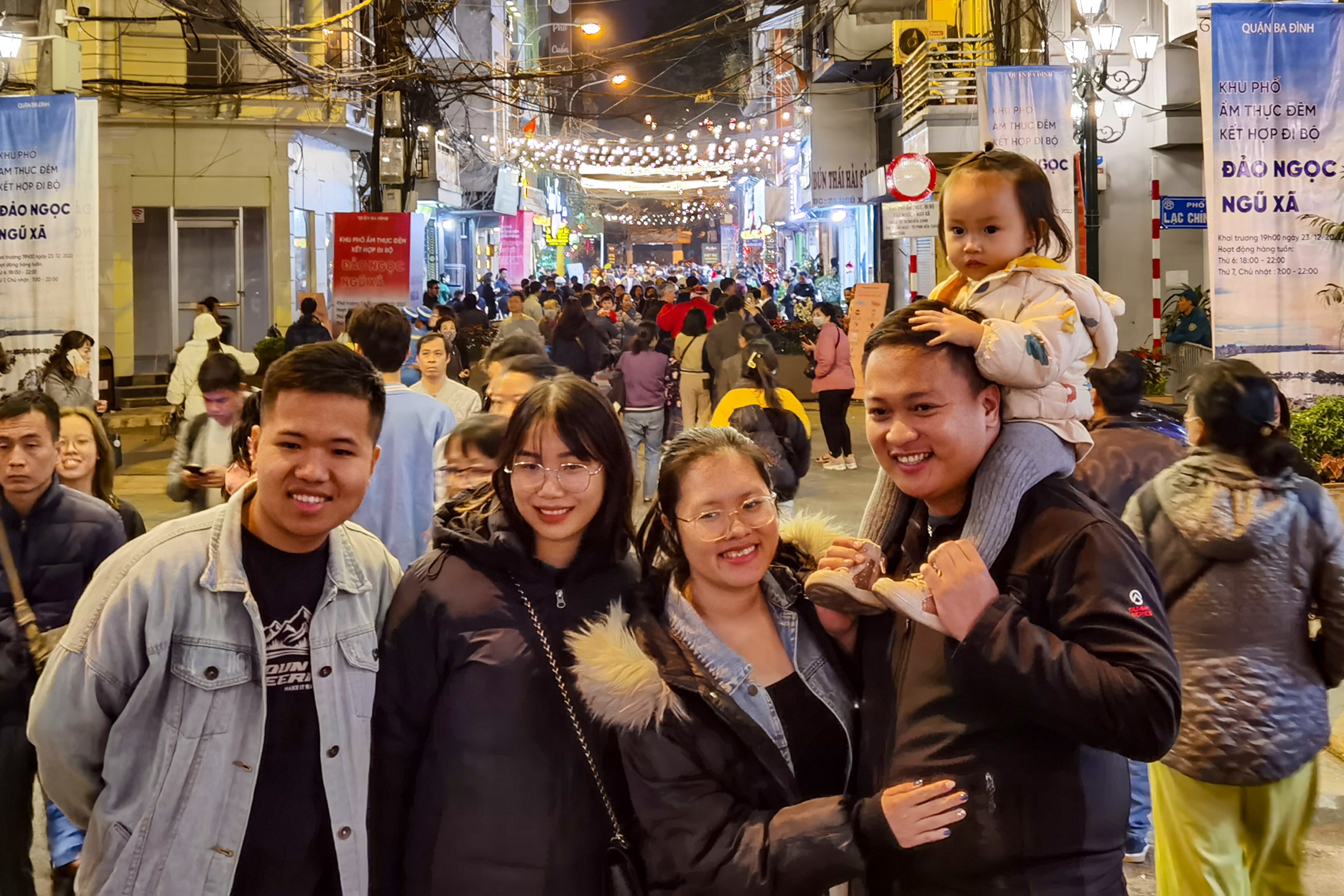 Không chỉ mang lại niềm vui cho những chủ cửa hàng, du khách cũng tỏ ra thích thú trải nghiệm Khu phố ẩm thực – đi bộ Đảo Ngọc Ngũ Xã bên hồ Trúc Bạch ngày khai trương.