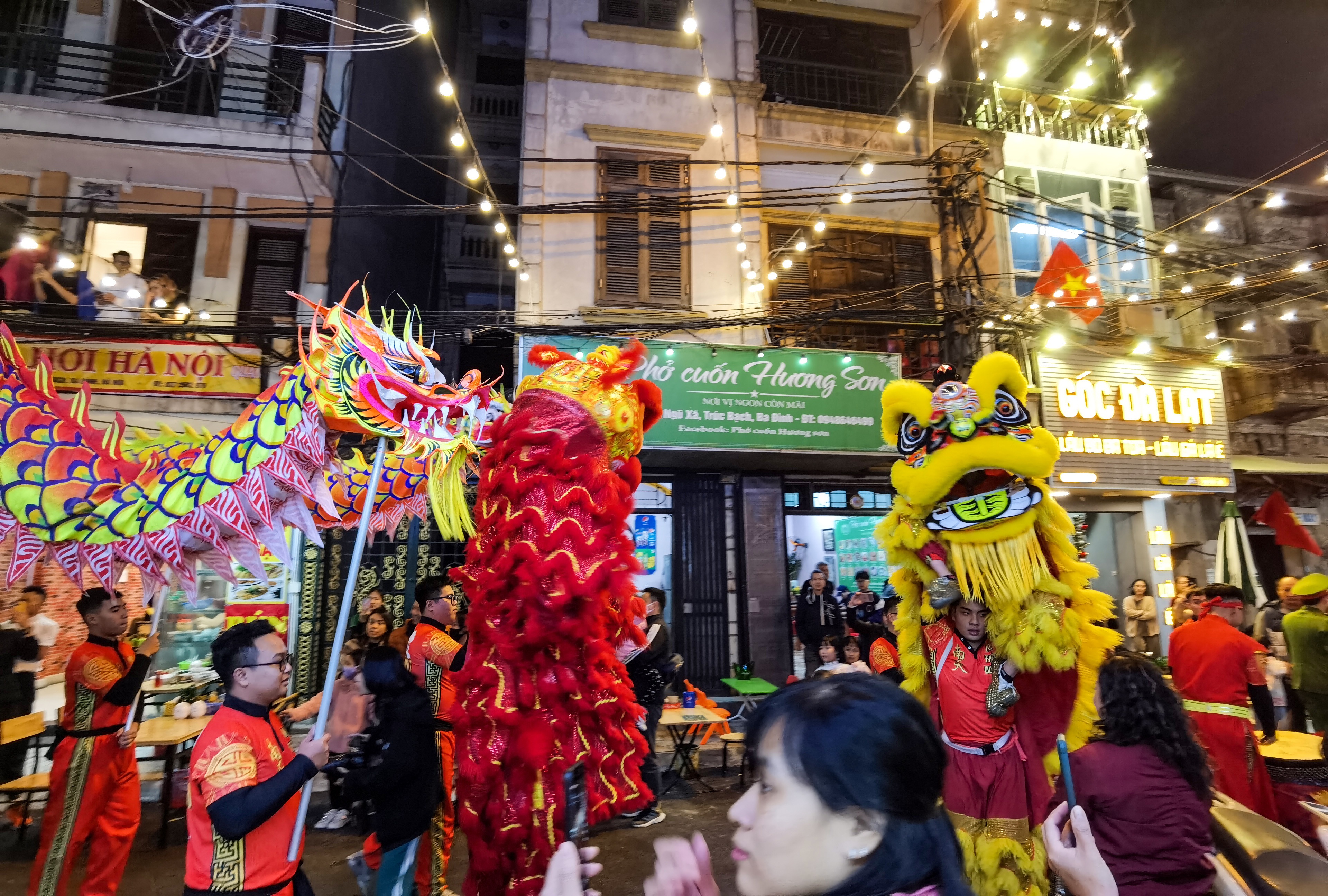 "Chúng tôi rất vui mừng khi khu phố đã chính thức đi vào hoạt động. Ban đầu, nhiều hộ kinh doanh vẫn lo lắng về lượng khách nhưng nhìn người dân đổ xô đến đây trong ngày khai trương nên ai cũng phấn khởi. Chúng tôi đều cam kết sẽ bán đồ ăn ngon và ứng xử văn minh, hòa nhã với khách, tạo nét đẹp riêng cho khu phố ẩm thực này", một chủ quán nói.