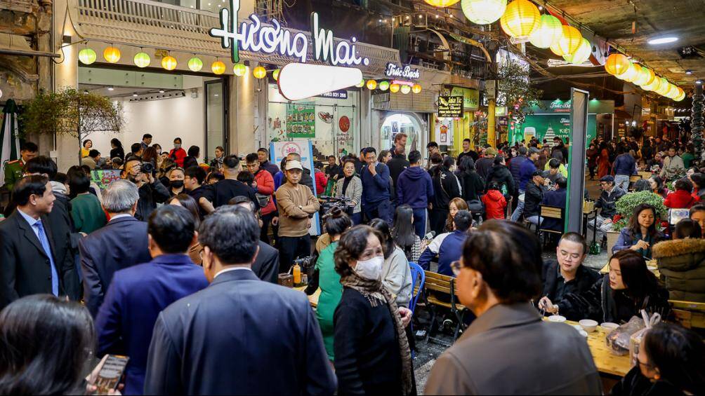 Phố ẩm thực đêm kết hợp phố đi bộ Đảo Ngọc - Ngũ Xã sẽ hoạt động vào 3 ngày cuối tuần là thứ sáu (từ 18 - 22 giờ), thứ bảy và chủ nhật (từ 7 - 22 giờ).