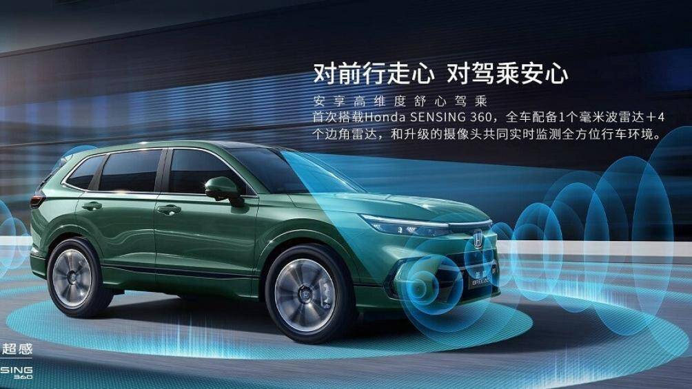 Thân xe cao, sử dụng bộ mâm hợp kim đúc đa chấu, các tấm ốp xung quanh vòm bánh xe đều được sơn cùng màu với thân xe