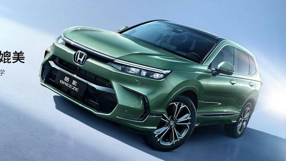 Cản trước của xe có hốc gió trung tâm hình bát giác rộng lớn. Hai góc cản trước có khe gió chữ C màu đen