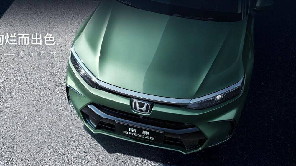 Đầu xe Honda Breeze 2023 có cụm đèn pha hẹp công nghệ LED, tích hợp dải đèn định vị ban ngày. Nằm giữa đèn pha là lưới tản nhiệt nhỏ