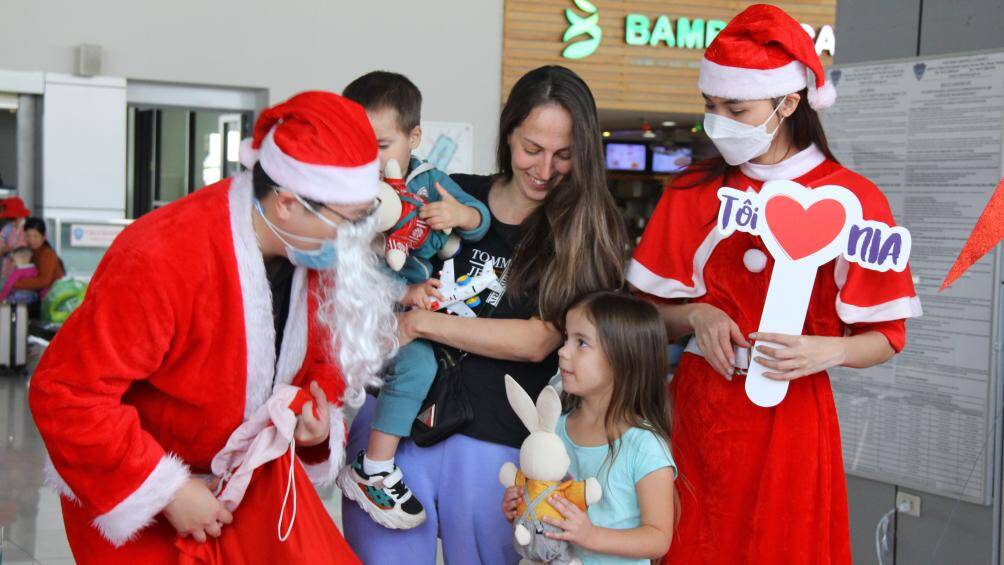 Với thông điệp kết nối yêu thương “All routes lead to happiness - Hạnh phúc muôn nơi”, Cảng HKQT Nội Bài mang đến những món quà bất ngờ cho các em nhỏ và các gia đình đi tàu bay qua Nội Bài trong 2 ngày Lễ Giáng sinh từ 23-24/12/2022.