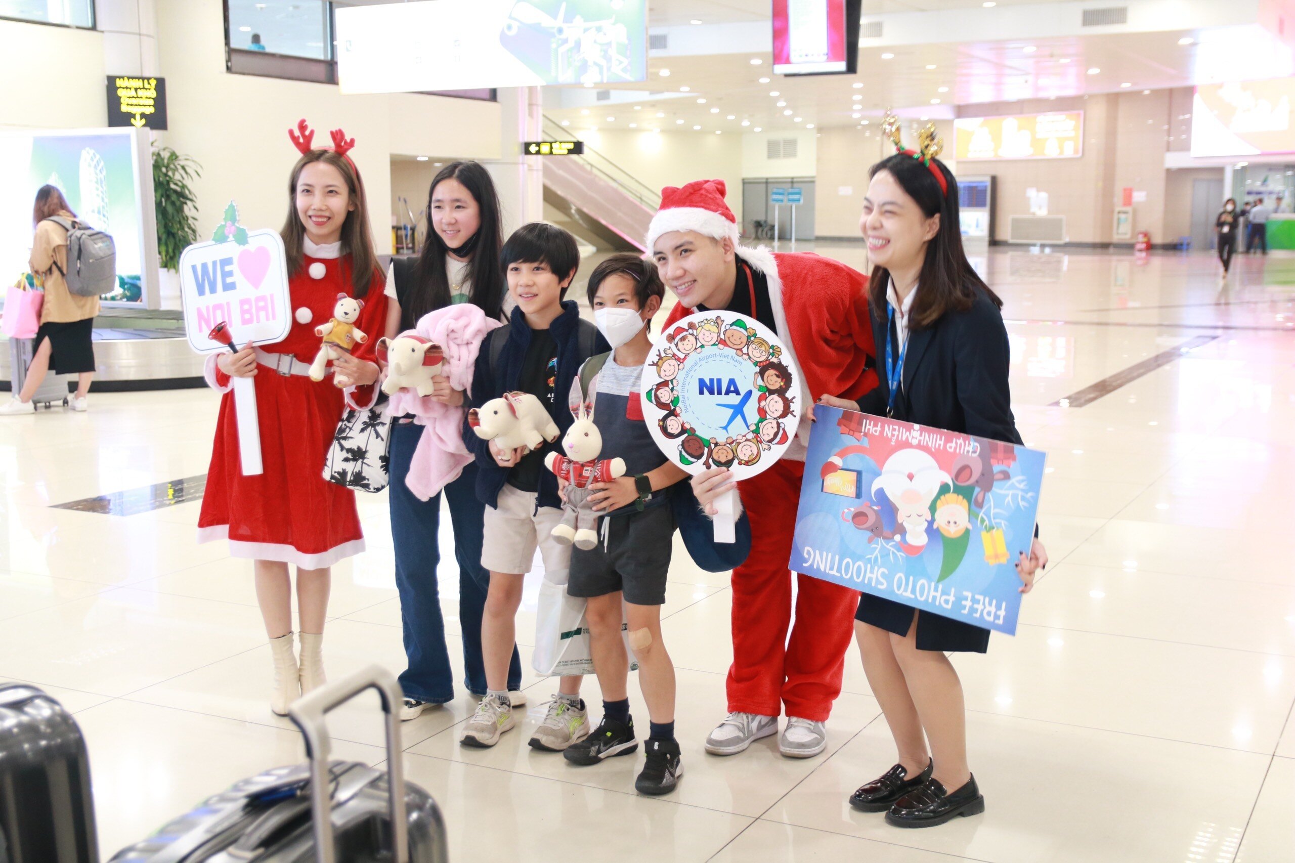 Bạn Vương Hương Liên – một thành viên trong nhóm tặng quà hành khách hào hứng chia sẻ: “Cũng là Giáng sinh mà năm nay khác xa năm ngoái, khi mà 2021 sân bay vắng vẻ, lác đác chỉ có vài chuyến bay, hành khách đeo khẩu trang, giãn cách và đi lại vội vã. Năm nay Giáng sinh đã rộn ràng trở lại, chứng kiến những cái ôm, những cái bắt tay, chúng tôi vui lắm”.