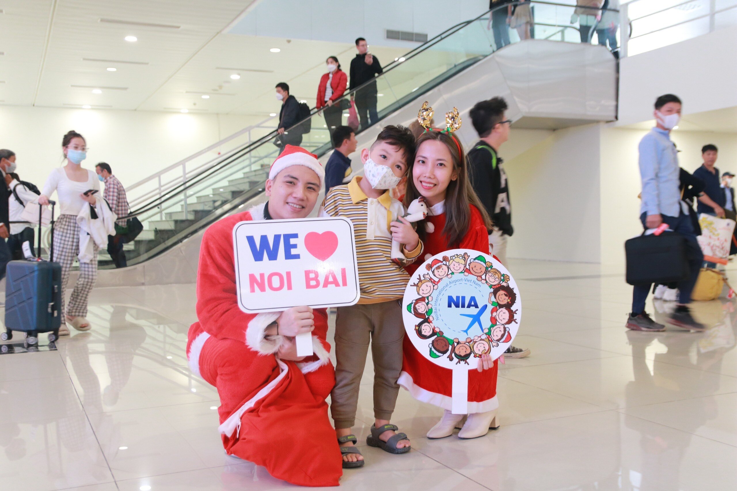 Tại Cảng HKQT Nội Bài, suốt cả tháng nay không khí đón Giáng sinh đã rộn ràng, lan tỏa từ Nhà ga hành khách nội địa T1 đến Nhà ga hành khách quốc tế T2. Các khu vực từ sảnh công cộng nhà ga hành khách, khu cách ly…được trang hoàng rực rỡ với cây thông, ông già Noel, đàn tuần lộc và những quả châu đầy màu sắc; tất cả như thay lời chúc mừng Giáng sinh an lành, năm mới hạnh phúc, ấm áp của Cảng đến toàn thể hành khách và CBCNV.