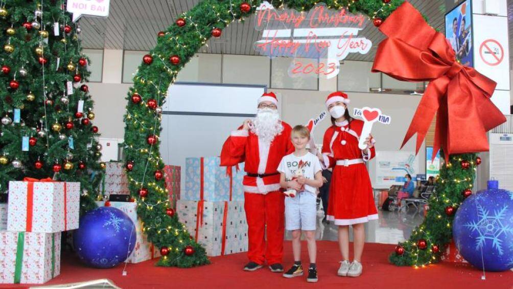 Hơn một ngàn thú nhồi bông được Cảng lựa chọn kỹ lưỡng, được làm thủ công từ các vật liệu thân thiện với môi trường và an toàn với trẻ nhỏ như chú voi, chú thỏ, gấu....đầy màu sắc.