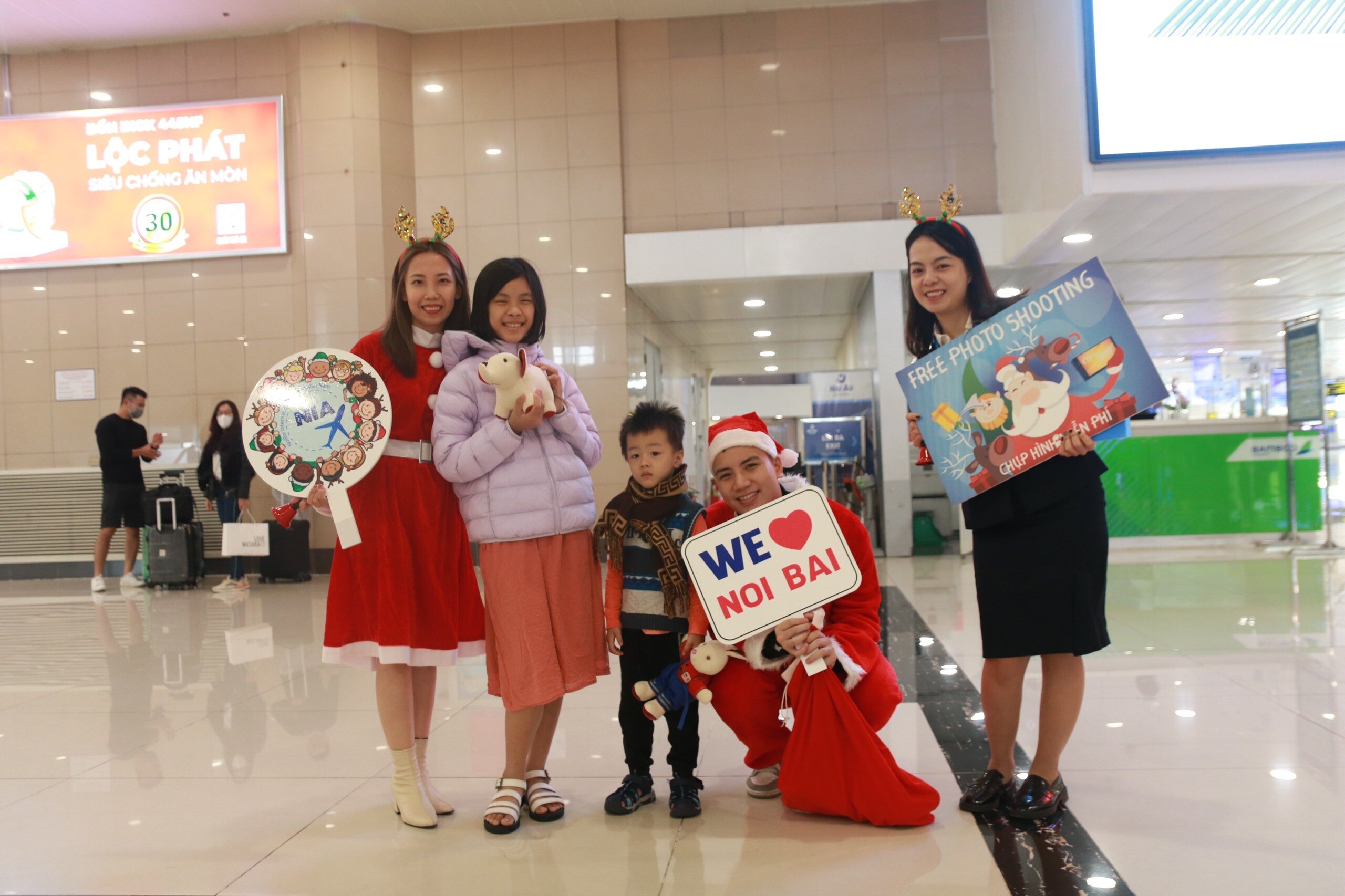 2022 là một năm đặc biệt ghi dấu sự phục hồi và phát triển mạnh mẽ của ngành hàng không sau hơn 02 năm đóng băng vì đại dịch Covid-19. Lễ Giáng sinh 2022 là một trong những thời khắc đặc biệt mà Cảng HKQT Nội Bài dày công chuẩn bị để dành tặng cho hành khách những bất ngờ, niềm vui khi qua Cảng.
Bà Nguyễn Thị Kim Ngân – Phó Giám đốc Cảng HKQT Nội Bài cho biết: “Việc tổ chức Lễ Giáng sinh đã trở thành truyền thống hằng năm của Cảng HKQT Nội Bài. Mùa Giáng sinh năm nay càng đặc biệt hơn nữa khi đánh dấu sự phục hồi và phát triển mạnh mẽ của ngành hàng không nói chung và Cảng HKQT Nội Bài nói riêng; chương trình năm nay thay lời tri ân của Cảng tới hàng triệu hành khách trong suốt thời gian qua đã luôn dành tặng sự yêu mến, ủng hộ cho Cảng. Đây là động lực quan trọng để Cảng tiếp tục cải thiện chất lượng dịch vụ nhằm phục vụ hành khách ngày một tốt hơn”.