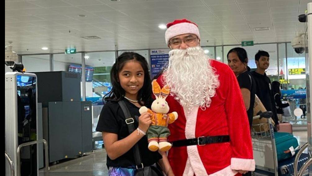 Các hành khách sẽ được chụp ảnh cùng với Ông già Noel và Công chúa Tuyết do các đoàn viên thanh niên của Cảng hóa thân, in ảnh tại chỗ và gửi tặng các gia đình… Những bức ảnh, những món quà nhỏ sẽ được hành khách. mang theo như một dấu ấn đẹp trong chuyến bay đến, đi từ Hà Nội.