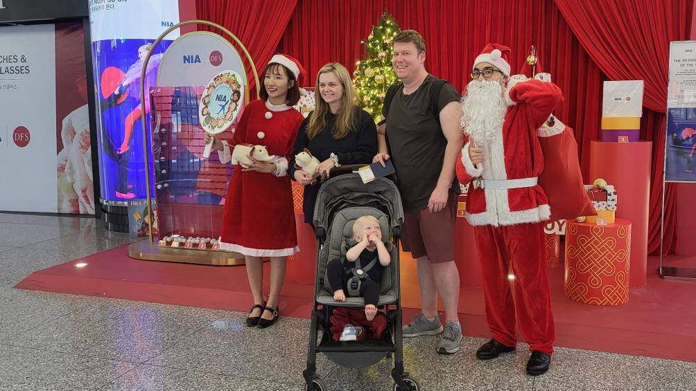 Giáng sinh năm nay, Cảng HKQT Nội Bài tổ chức 05 điểm tặng quà tại khu vực cách ly đi và đến tại Nhà ga quốc tế và quốc nội. Tại mỗi điểm tặng quà đều có 01 “Ông già Noel”, 01 cô “Công chúa Tuyết”, 01 ekip chụp ảnh, thiết bị in ảnh và những thùng thú bông đáng yêu.