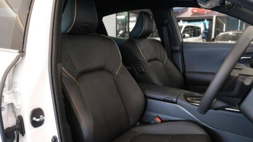 Nội thất Toyota Crown 2023 khá đối lập với diện mạo bên ngoài bởi có thiết kế rất đơn giản. Bản XLE cơ sở sử dụng chất liệu giả da Softex màu đen