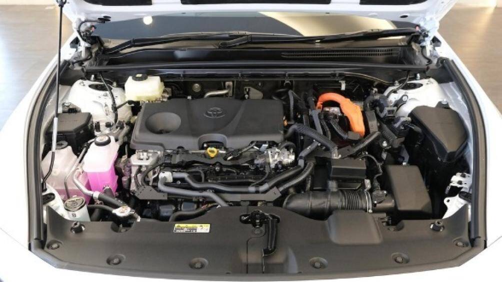 Kết hợp động cơ xăng 2.4L 4 xi-lanh tăng áp với hai động cơ điện, sản sinh tổng công suất kết hợp 340 mã lực