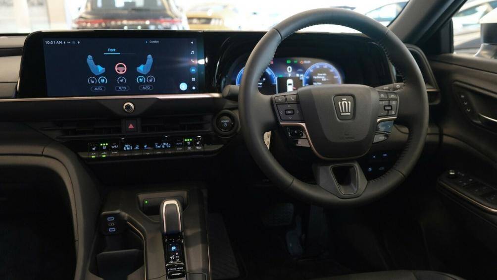Hệ thống thông tin giải trí trên Toyota Crown 2023 gồm màn hình cảm ứng 12,3 inch, hỗ trợ kết nối Apple CarPlay và Android Auto không dây