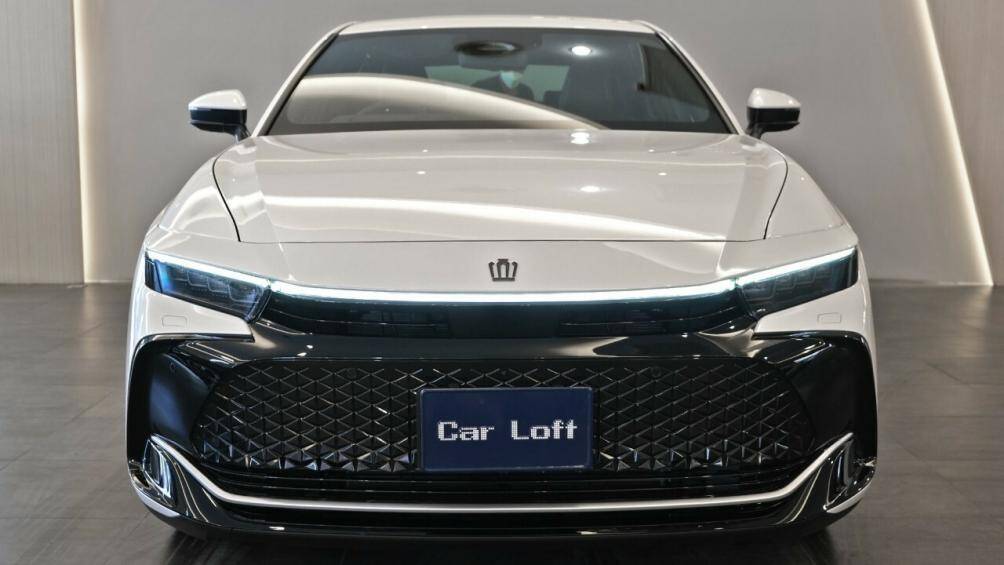 Xe sở hữu thiết kế ấn tượng với lưới tản nhiệt cỡ lớn, ca lăng nối liền với cụm đèn pha LED sắc nét