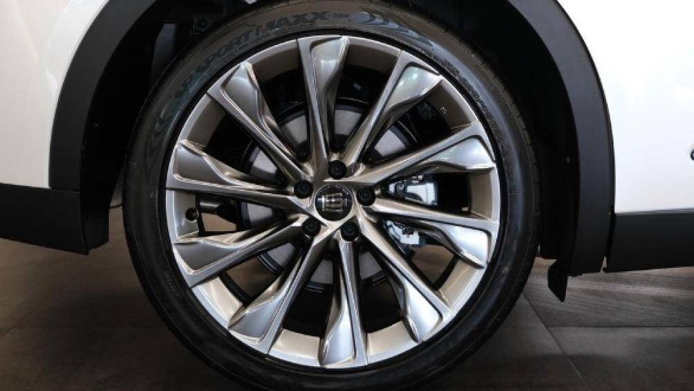 Trên bản Crown XLE và Limited được trang bị mâm xe 19 inch hai tông màu, trong khi bản Limited là loại 21 inch