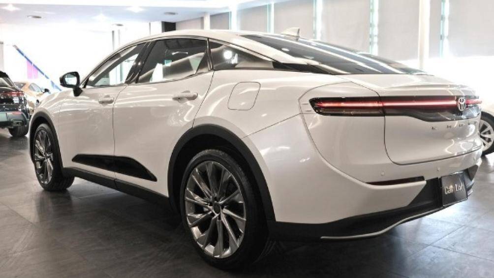 Các biến thể Limited và Platinum sử dụng da thật với hệ thống sưởi và thông gió tiêu chuẩn cho hàng ghế trước, sưởi ở phía sau và cửa sổ trời tiêu chuẩn