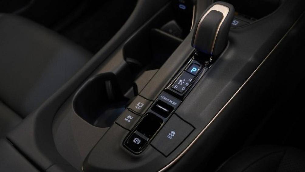 Phiên bản Platinum cao cấp nhất được gia tăng sức mạnh với hệ thống truyền động Hybrid Max mới