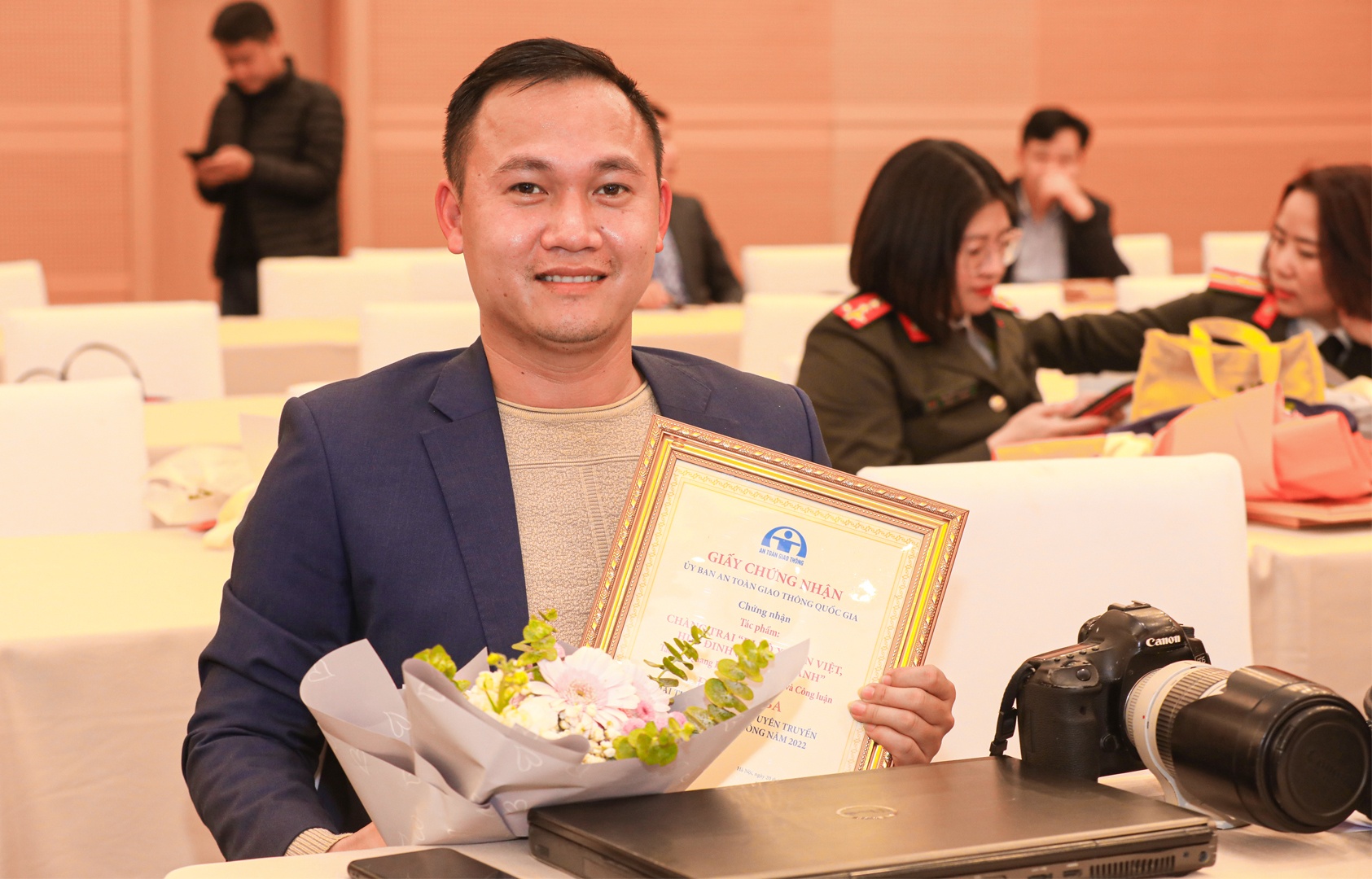 Lần thứ hai liên tiếp đoạt giải ảnh báo chí tuyên truyền về ATGT, Nhà báo Quang Văn Hùng - Báo Nhà báo & Công Luận sự phấn khởi khi nhận giải thưởng. Đối với anh Hùng, việc giành giải thưởng tạo cho anh nhiều động lực để tiếp tục theo đuổi sự nghiệp làm báo ảnh, để có thể thêm nhiều nhiệt huyết, góp một phần tiếng nói trong công tác tuyên truyền về an toàn giao thông.