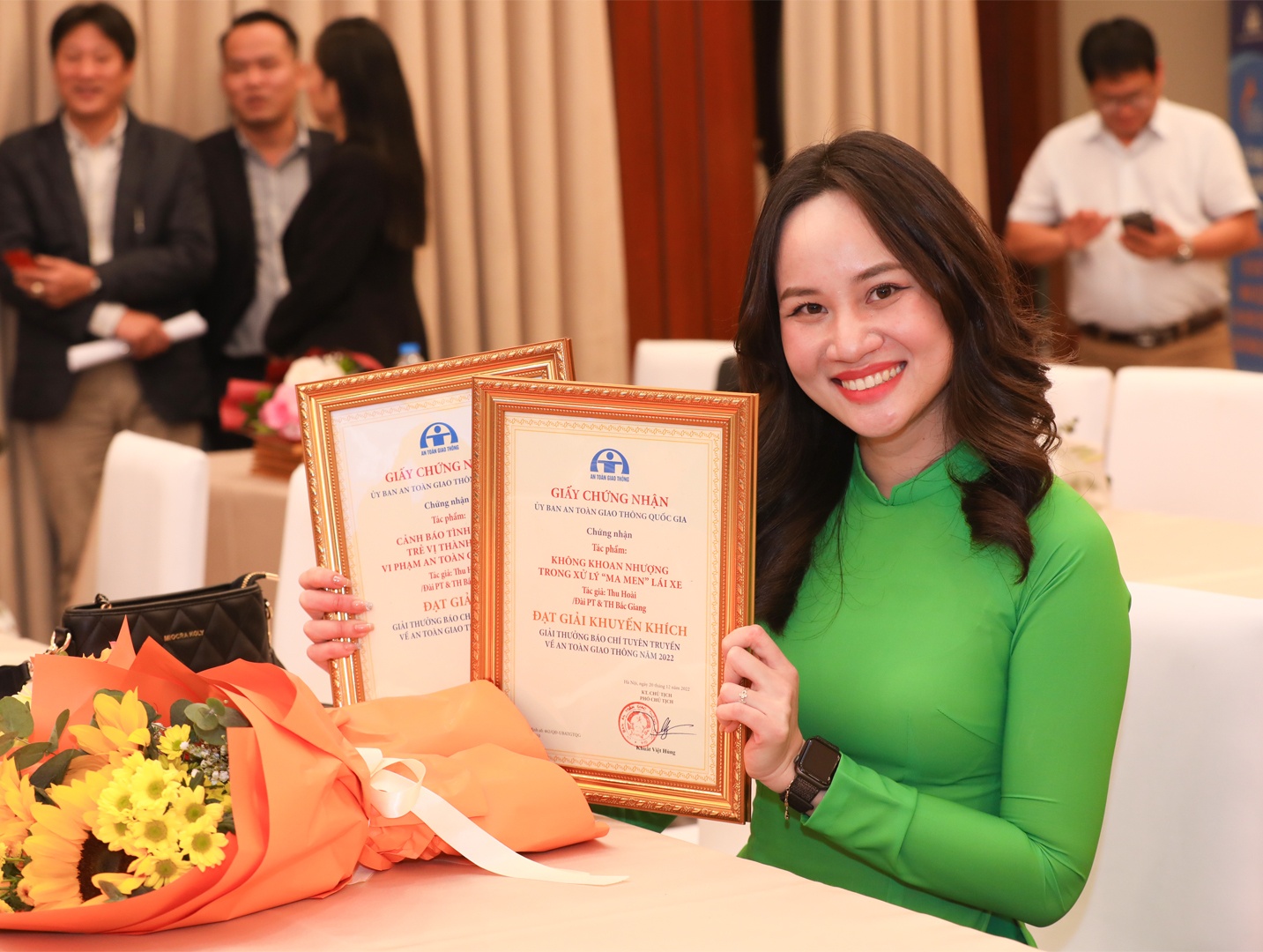 Xuất thân là phát thanh viên nhưng vì tình yêu với nghề báo, Thu Hoài (Đài Phát thanh & Truyền hình Bắc Giang) đã chuyển sang làm phóng viên. Theo Thu Hoài, cô mới làm phóng viên một thời gian và đây là giải thưởng đầu tiên cô tham dự. Nữ phóng viên thấy may mắn khi cùng một lúc đoạt 2 giải của cùng một thể loại.
“Nhiều đêm đang ở nhà, tôi vẫn phải đi ngay đến cơ sở để có những tác phẩm tốt nhất. Dù tốn nhiều thời gian, công sức để lựa chọn thông tin, nhưng việc đạt 2 giải thưởng cùng lúc là niềm động viên rất lớn với mình. Tôi mong những năm sau sẽ có nhiều giải thưởng như thế này để mình được tham gia, rèn luyện bản thân. Năm sau , tôi sẽ cố gắng trau dồi kiến thức để có thể đạt được giải cao hơn”, Thu Hoài chia sẻ.