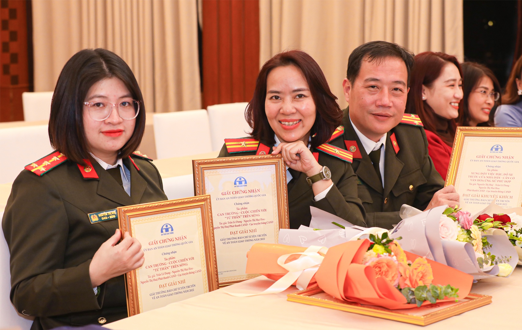 Thiếu tá Trần Lê Dung - Đài phát thanh CAND, Cục truyền thông CAND cho biết từ trước tới nay, phát thanh CAND cũng là đơn vị tuyên truyền về ngành GT rất nhiều nhưng đây là năm đầu tiên giải thưởng có hạng mục dành cho phát thanh. Ê-kíp của chị Dung có 3 phóng viên đều là nữ. Việc có 2 giải thưởng (một giải Nhì và một giải khuyến khích) là niềm vui lớn trong những ngày cuối năm với các nữ phóng viên, cũng là động lực cho họ trong quá trình làm nghề.
Theo chị Dung, hai tác phẩm thực hiện trong thời gian ngắn. Trong đó, có một tác phẩm có sự tương tác với người dân, một tác phẩm làm ở góc nhìn mới khi nhìn nhận về tình hình an toàn giao thông đường thủy dưới sự cảm nhận của những chiến sĩ làm công tác cứu hộ cứu nạn.